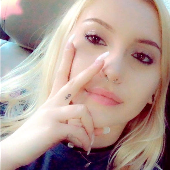 Meet your Posher, LaurenTaze - Picture 2 of 2